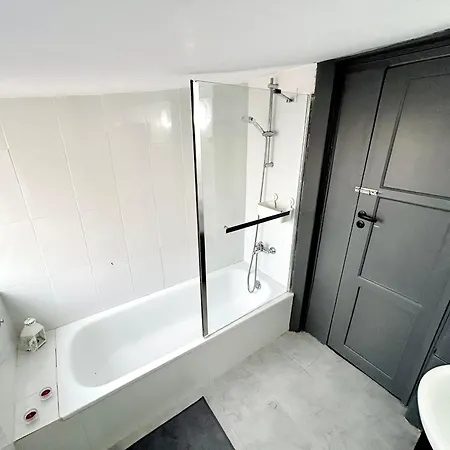 Cost - Close To The Alameda And Arroios Metro Stations In *